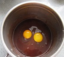核桃巧克力棒,打入鸡蛋，用打蛋器搅匀。
