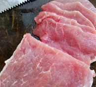美味烤猪排,把猪肉切片，厚度在1.5cm左右