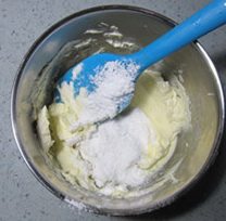轻芝士乳酪蛋糕,糖粉过筛到芝士中，拌匀均匀。