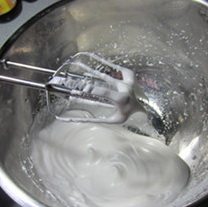 轻芝士乳酪蛋糕,蛋白中分三次加入白砂糖，打成带大弯勾状的湿性蛋白，不要打的时间长。
