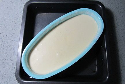 轻芝士乳酪蛋糕,一个盘子中加入冷水2厘米，放入模具。