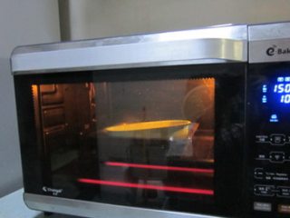 轻芝士乳酪蛋糕,烤箱160度放入，烤1个小时。中途也可以加盖锡纸。