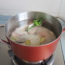 四川藤椒鸡 ,锅中入冷水，放入鸡腿、葱和姜，大火烧开后加入料酒，改中火12分钟，用筷子试试烂了没有，然后关火焖八分钟。