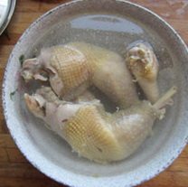 四川藤椒鸡 ,放到事先准备好的冰水中浸泡，这样可以使鸡皮紧实。