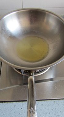 四川藤椒鸡 ,锅中入油烧热。
