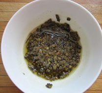四川藤椒鸡 ,倒入藤椒碗中，使藤椒激发出香味。