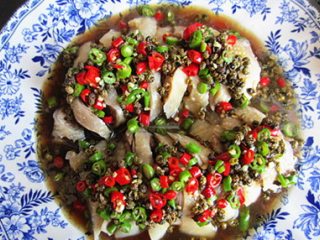 四川藤椒鸡 ,把鸡切成条，放到盘子里浇上料汁。放冰箱冷藏2到3小时，稍做的咸一点。