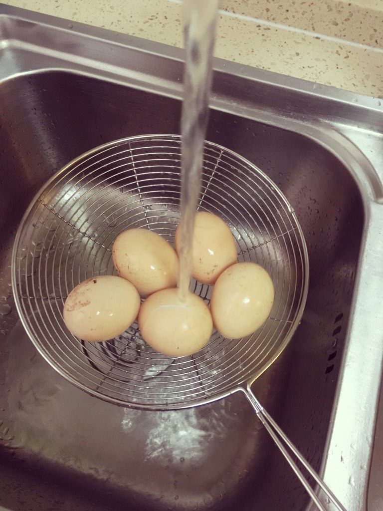 鸳鸯蛋,煮熟用凉水冲