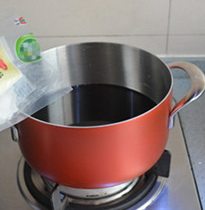 红酒炖雪梨,加入100克的冰糖和200ML的水，开火煮。