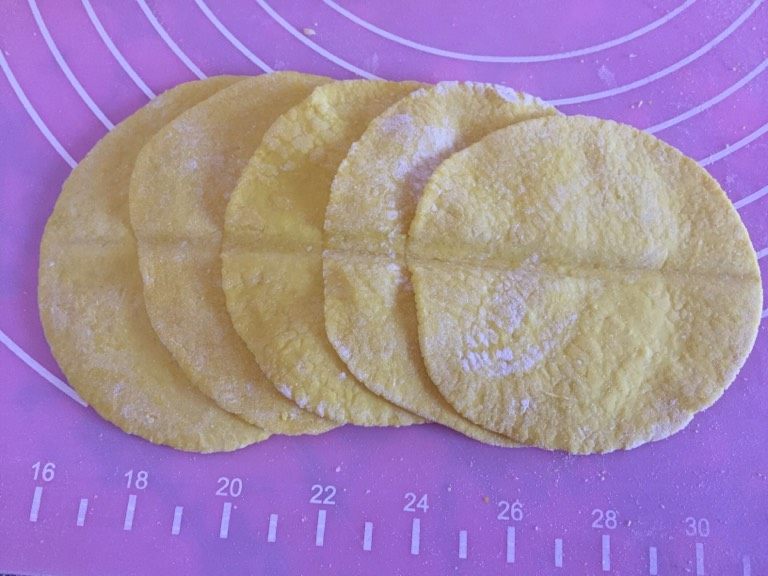 南瓜玫瑰花,如图五个小面团擀成圆饼，一个小面团揉成长条。如图排列好，用筷子压出痕迹