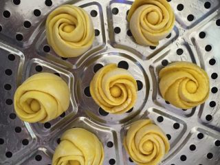 南瓜玫瑰花,如图蒸帘刷油放入玫瑰花，在玫瑰花上刷薄薄的一层橄榄油，这样蒸出来的玫瑰花颜色更加靓丽，有光泽。冷水上锅蒸20分钟。