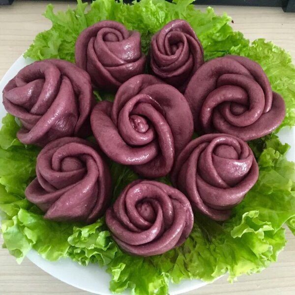 南瓜玫瑰花,如图也可以做成紫薯的，玫瑰花排列紧密一些玫瑰花是含苞待放，排列松散一些就成了魅力绽放，根据个人喜好选择哦。