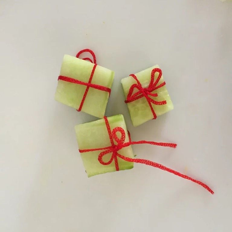 圣诞节餐盘画,如图黄瓜切块，用干净红绳绑好做礼物装饰