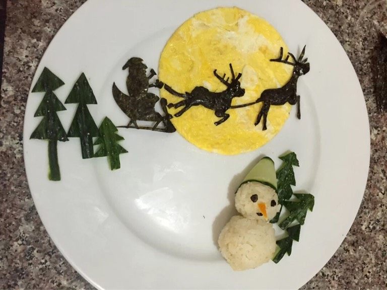 圣诞节餐盘画,如图黄瓜皮做成小松树，雪人放好