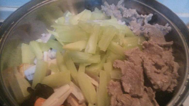 家庭版香锅,牛肉抄水后与其他食材一同备用