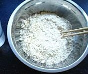 霍州干面饸饹,面粉放入盆中加点盐，先倒入一部分水，用筷子搅拌成穗状，一边搅拌一边加水，最后预留少量的水约20-30克左右