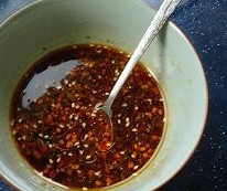 霍州干面饸饹,将盐、花椒油、酱油，醋、蒜泥、辣子油调入小碗中混匀，即调味酱。