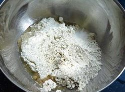 墨西哥沙拉碗,将酵母和盐分别放在面粉的两边，倒入墨西哥沙拉碗的做法：油和水，用筷子搅拌，然后用手揉成比较光滑的面团。
