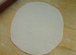 墨西哥沙拉碗,面板上撒面粉，将小剂子擀成薄薄的饼皮。