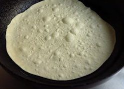 墨西哥沙拉碗,放入饼皮，中火，烙至饼皮表面鼓起小泡泡，翻面在烙至表面泡泡微黄。