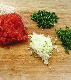 墨西哥沙拉碗,将西红柿、洋葱、绿色尖椒和香菜切碎，西红柿用硬些的。