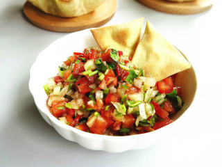 墨西哥沙拉碗,在放入黑胡椒和盐，搅拌均匀。现做现吃。
