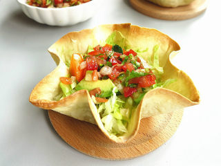 墨西哥沙拉碗,在做好沙拉碗里面可以放些生菜、牛油果和其它蔬菜，在把拌好的这个沙拉码在上面。