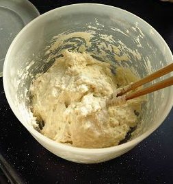 全麦酸奶土司,高粉与全麦粉混合，酵母用水溶解开倒入面粉中，用筷子搅拌至没有干面粉。