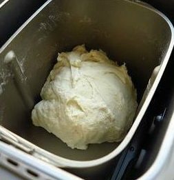 全麦酸奶土司,除黄油，液种全部与主面团的材料放入面包桶里，揉面20分钟。不同面粉吸水量不同，酸奶不要一次都加入，预留20克，视面团的软硬在酌情添加。