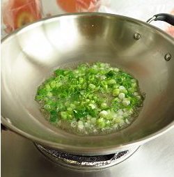 地皮菜包子 ,然后在倒入油，比炒一盘子菜的油要多些，油热放入葱碎炒出香味，放入地皮菜。