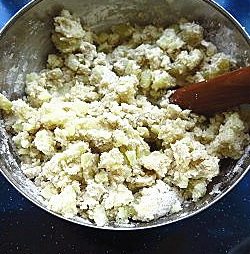 山药馍馍,用擀面杖将莜麦面粉与土豆片一起擀压成泥状，尽量将土豆擀压至无颗粒状。