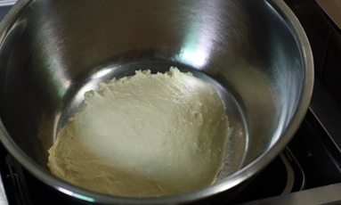 迷你肠仔面包,把面团滚圆放在室温下进行基础发酵。