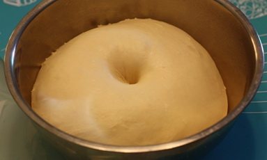 迷你肠仔面包,面团2倍大时，可以通过将食指从中间刺到底部，如果食指抽出后指孔不回缩，就表示基本发酵完成。