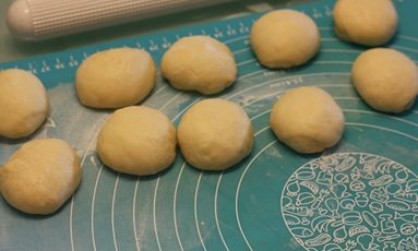 迷你肠仔面包,把发酵好的面团分割成10份小面团，每个小面团46克，将小面团排气滚圆，松弛15分钟。