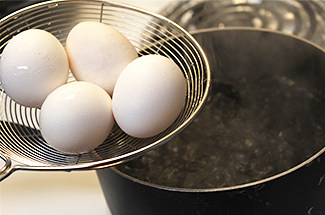 冷卤溏心蛋,将水煮开至滚动（可以加少量醋，防止蛋壳裂开），小心用漏勺将鸡蛋放入，立刻计时，并且要不断小心地搅拌滚水中的鸡蛋（使其受热均匀）