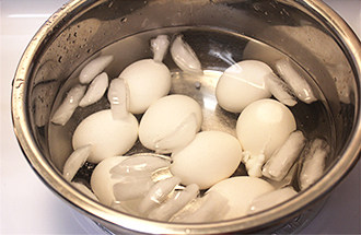 冷卤溏心蛋,7min后立刻将鸡蛋捞出放进冰水中