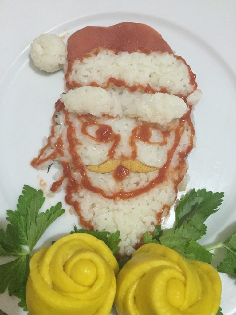 圣诞老人餐盘画,如图用番茄酱画出圣诞老人的轮廓