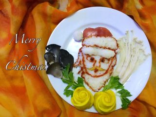 圣诞老人餐盘画,如图将炒好的菜品放置在圣诞老人的周围，我用的金针菇和平菇，也可以随心搭配其他菜品。南瓜玫瑰花做圣诞铃铛装饰，芹菜叶装饰叶子。快点准备好你的长筒袜巴，圣诞节快乐。