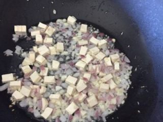 泰式炒河粉,热油锅，加入洋葱和蒜翻炒。