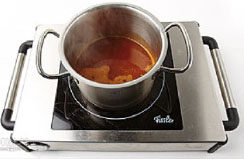 泡菜拉面,在锅内放入2加三分之一的水，倒入调料