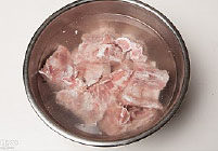 韩国风味土豆汤,用冷水浸泡两个小时，去掉血水