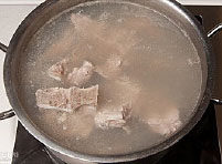 韩国风味土豆汤,水淹过骨头，煮十分钟左右，用冷水冲洗后，重新装锅
