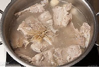 韩国风味土豆汤,倒入八杯水，放入大葱根和大蒜，生姜，用中火熬煮。煮沸后放入清酒再煮30分钟
