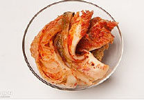 韩国风味土豆汤,泡菜用手撕小块，泡菜里面的酱料和配料去掉
