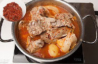 韩国风味土豆汤,去除大葱根和生姜，放入调料泡菜，土豆一起熬煮30分钟，