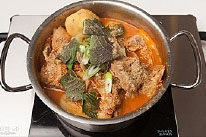 韩国风味土豆汤,最后放入大葱和苏子叶，稍微煮一下就可以享用拉