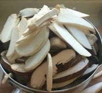 蚝油炒菌菇,市场买回来的蘑菇洗净，切片。