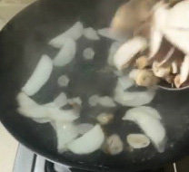 蚝油炒菌菇,做一锅开水，水开后放入蘑菇。