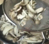 蚝油炒菌菇,水再次开后把蘑菇盛出，沥干水分。