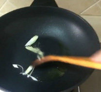 蚝油炒菌菇,炒锅烧热，放入适量色拉油，放入葱炝锅。